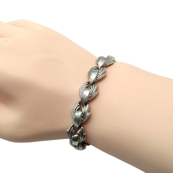 Vintage Monet Silver-Tone Textured Chain Link Bracelet with Safety Chain - Picture 5 of 16